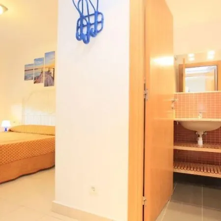 Apartment 6 Personas En
